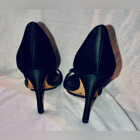 BADGLEY MISCHKA•SIZE-6•BLACK•HEELS•FLORAL ACCENT - Picture 13 of 16